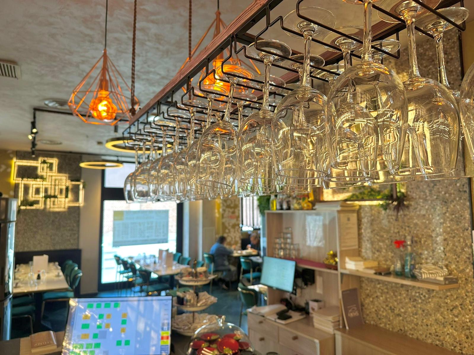 Bar con calici di vino