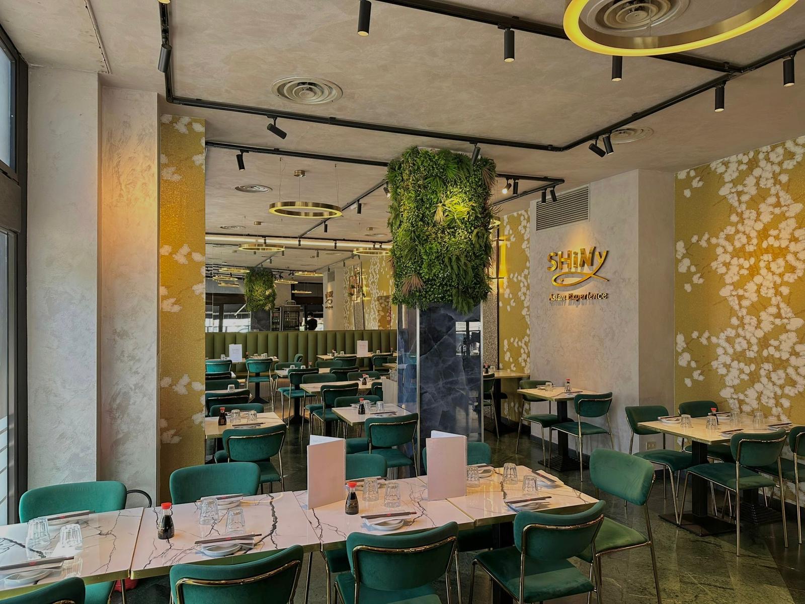 Interno del ristorante SHiNy Sushi a Milano