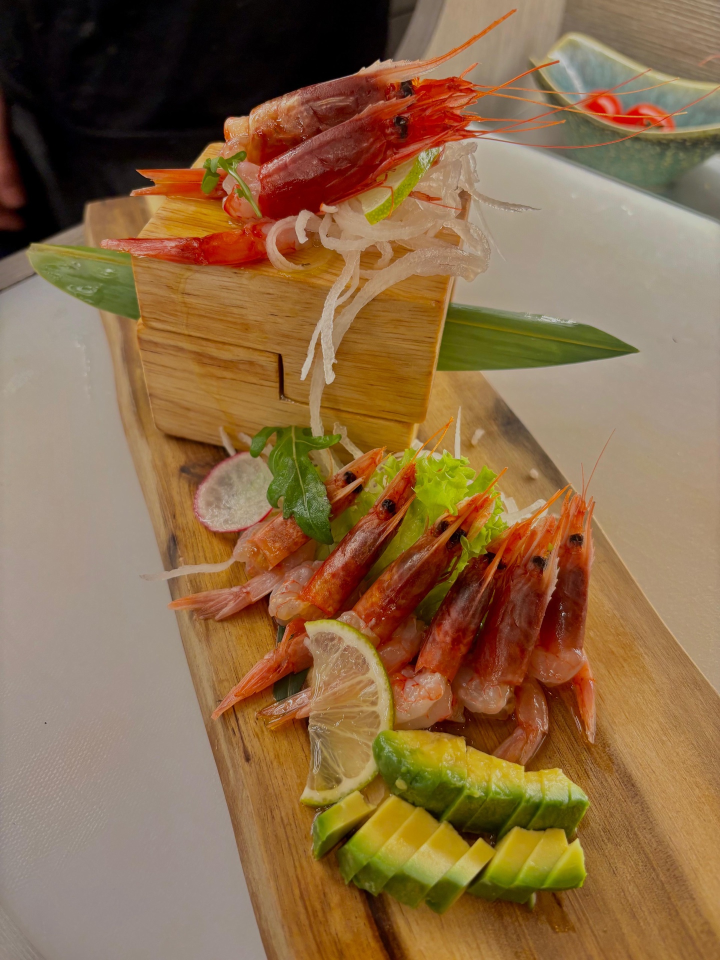 Piatto di gamberi rossi con avocado e lime